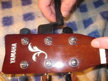 Установка струн на колки акустической гитары