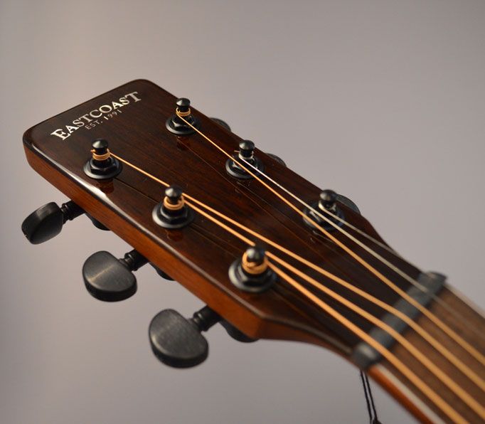 Головка грифа и механика акустической гитары