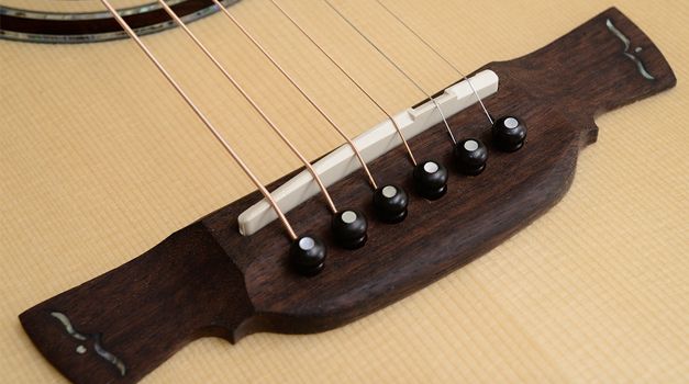 Металлические струны на акустической гитаре