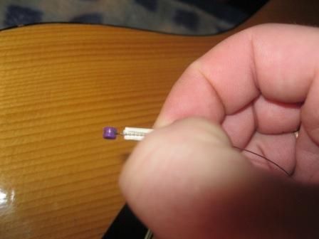 Установка струны акустической гитары вобласти шпильки