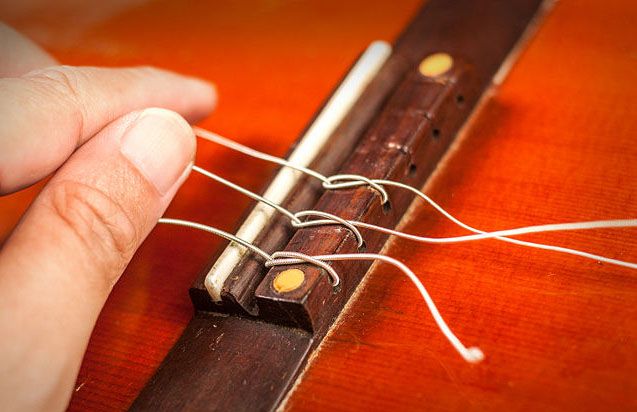 Закрепление нейлоновой струны в бридже 4