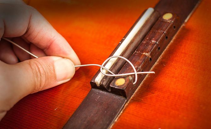Закрепление нейлоновой струны в бридже 2