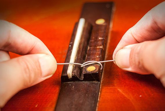 Закрепление нейлоновой струны в бридже 3