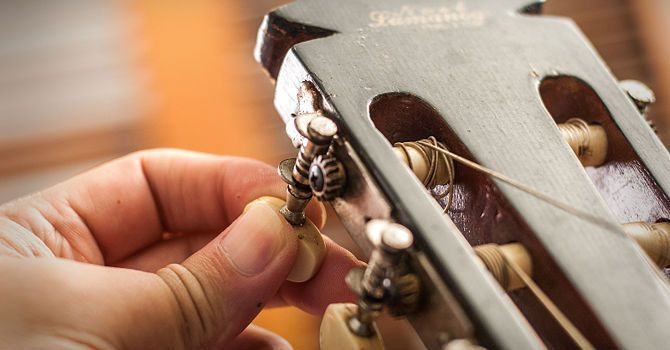 Как снять нейлоновые струны с классической гитары