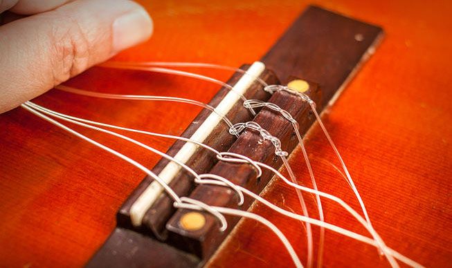 Закрепление нейлоновой струны в бридже 7