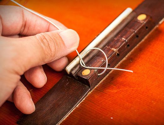 Закрепление нейлоновой струны в бридже 1