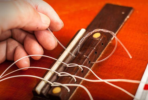 Закрепление нейлоновой струны в бридже 5