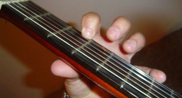 Широкий и узкий гриф классической гитары